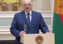 Президент Белоруссии Александр Лукашенко в ходе выступления на церемонии чествования выпускников высших военных учебных заведений и высшего офицерского состава заявил, что сейчас нужно готовиться к войне не так, как это было прежде