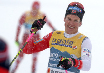 Норвегия может лишиться главной звезды лыжных гонок в олимпийский сезон. Клэбо заявил, что не станет участвовать в ближайшем этапе Кубка мира, потому что не хочет выходить на трассу с наклейкой нового спонсора федерации — стримингового сервиса Viaplay. Посыл красивый: он считает, что это помешает независимому освещению выступления норвежской сборной, так как холдинг, куда входит сервис, купил права на показ лыжного сезона. «МК-Спорт» рассказывает о конфликте и гадает, как это поможет Большунову.