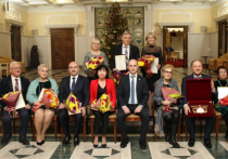 Сегодня министр культуры Юрий Ермошкин наградил 12 писателей, художников, музыкантов, артистов, работников культуры премией губернатора Хабаровского края
