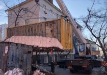 Сегодня муниципальная дорожная служба Владивостока «Содержание городских территорий» сообщила, что прошла уборка металлических контейнеров с улицы Прапорщика Комарова, 52