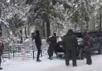 На кладбище в Тольятти рабочие, которые рыли могилу для очередного захоронения, обнаружили пакеты с человеческими останками