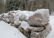 Гранитные камни Монрепо покрылись ледяной глазурью. Фотографиями красивого природного явления поделились в официальной группе «Музей-заповедник «ПАРК МОНРЕПО»» в социальной сети «ВКонтакте».