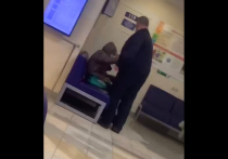 В одной из поликлиник Ярославля охранник напал на пенсионерку - видео происшествия, снятые очевидцами, начали распространяться по соцсетям