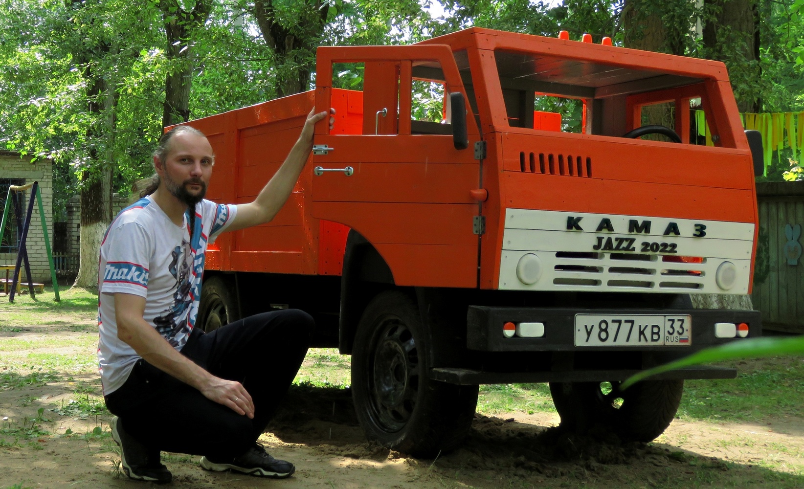 Житель Коврова делает реалистичные грузовики из дерева