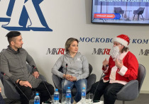 Композитор Роман Рябцев, одетый в костюм Деда Мороза, в прямом эфире из пресс-центра «МК» объяснил, почему он навсегда ушел со сцены и не собирается больше выступать