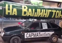 Телеграм-канал Baza сообщает, что в Москве сотрудники ДПС остановили не соответствующее регламентам транспортное средство - старую отечественную легковушку, обвешанную "патриотической символикой"