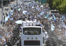 Во вторник, 20 декабря, Аргентина отмечала победу национальной команды на чемпионате мира-2022 по футболу. Встреча сборной в Буэнос-Айресе была омрачена несколькими трагедиями, а парад футболистов пришлось прервать из-за толпы безумных фанатов. «МК-Спорт» расскажет и покажет, как это было. 