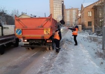 53 единицы специальной техники комбината по благоустройству очищают от снега улицы в столице Бурятии