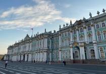 Жители Петербурга во вторник простояли несколько часов в очереди, чтобы пройти в Эрмитаж. 3 января стало первым рабочим днем музея в новом году.