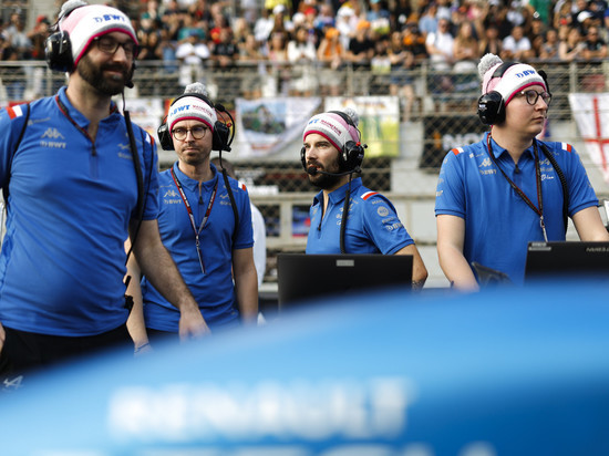 Впервые с 2018-го французы добрались до четвертой строчки Кубка конструкторов, которой добились в упорной борьбе с «Макларен». Но болиды были сколь быстры, столь и ненадежны, что не могло не отразиться на результатах команды. «МК-спорт» подводит итоги года для четвертой команды чемпионата.

