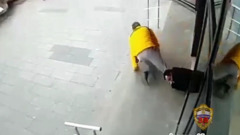 В Москве задержали мужчину, ограбившего парфюмерный магазин: видео
