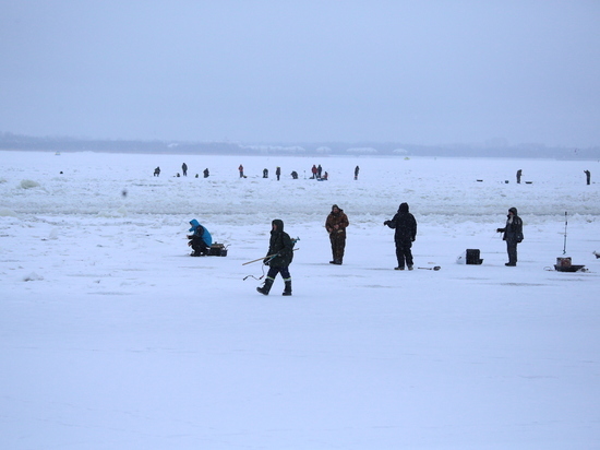 Любителям зимней рыбалки назвали «клевые дни» на водоемах в Ленобласти