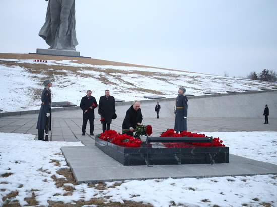 Президент почтил память погибших на Мамаевом кургане в Волгограде