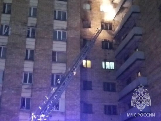В Великом Новгороде на пожаре спасли 12 человек из горящего дома