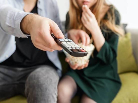 Пензенский Роспотребнадзор объяснил, почему вредно есть в компании телевизора или телефона
