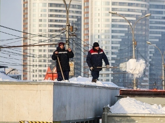 Падение рабочих с крыши в Новосибирске проверит прокуратура