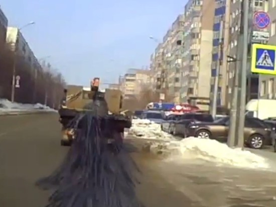 В Новосибирске автомобиль потерял металлический груз на светофоре