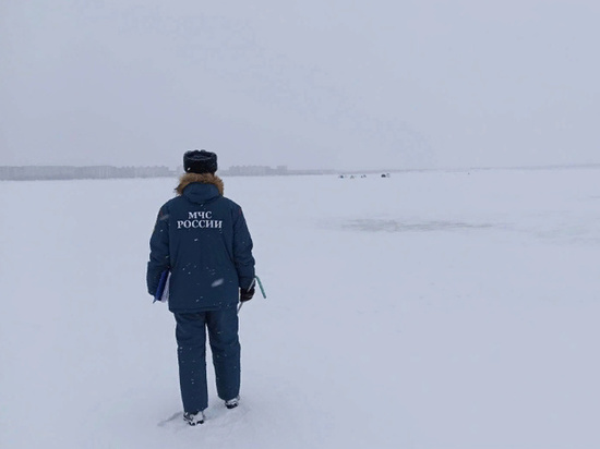 На водохранилище в Калмыкии рыбака унесло льдиной