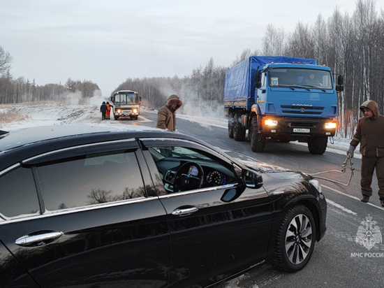 Спасатели вытащили иномарку с замерзшим мужчиной из кювета в Хабаровском крае