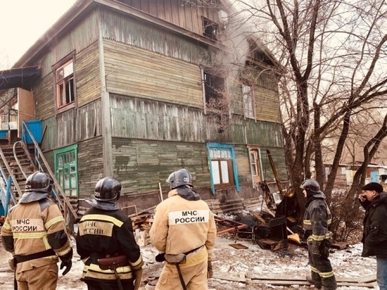 Четверых человек спасли из горящего барака в Хабаровске