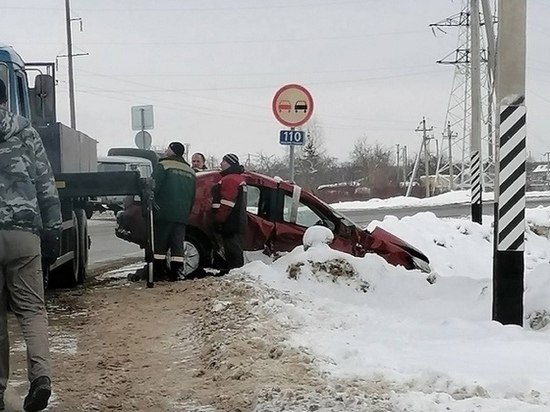 В Ивановской области водитель легкового автомобиля столкнулся с локомотивом