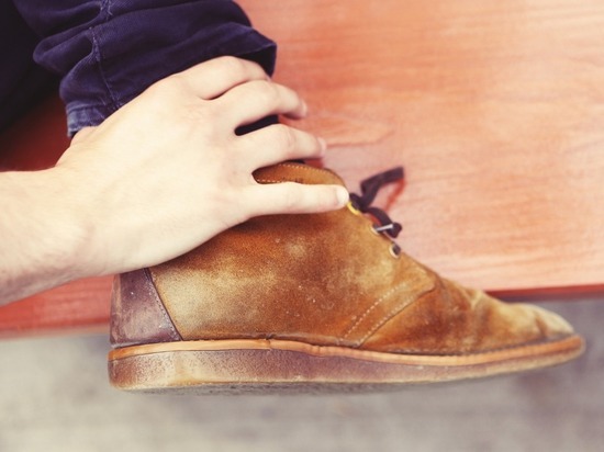 Как избавиться от запаха в обуви: зловоние перебьет копеечное средство