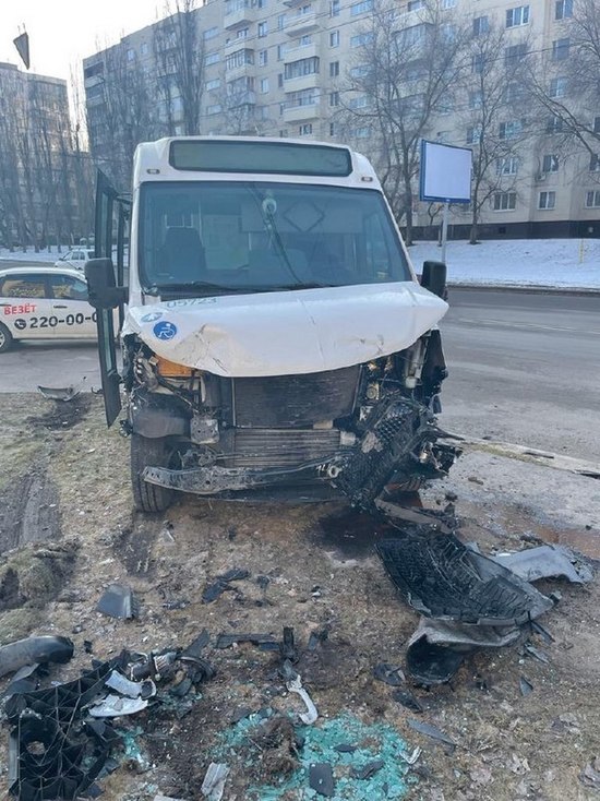 В аварии маршрутки № 50 с легковушкой пострадали два жителя Воронежа