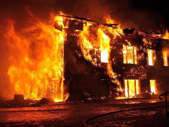 Два десятка пожарных тушили ночной пожар в кузбасском городе