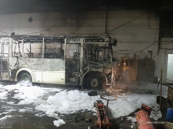 В Ярославле сгорел автобус в заволжском АТП