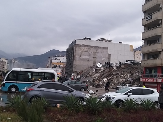 В Турции пообещали наказать ответственных за обрушение зданий при землетрясении