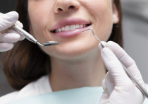 Установка зубных имплантов до сих пор у некоторых пациентов вызывает сомнения. Стоматолог-хирург Вячеслав Минко развеял мифы об этом процессе в беседе с «ФедералПресс».