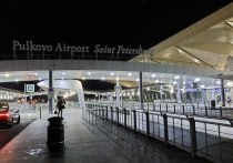 Аэропорт Пулково не только не принимает рейсы и не выпускает самолеты из-за неопознанного летающего объекта, над ним закрыли воздушное пространство в радиусе 200 километров. Об этом говорят данные сервиса Flightradar.