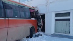 В Магадане рейсовый автобус врезался в здание аэропорта: видео