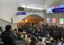 Жителям Петербурга напомнили, как правильно и безопасно пользоваться метро. Памятку опубликовал метрополитен на своей страничке во «ВКонтакте».
