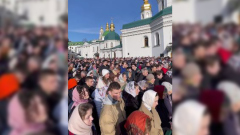 Тысячи верующих пришли на последнюю воскресную молитву в Киево-Печерской лавре: видео