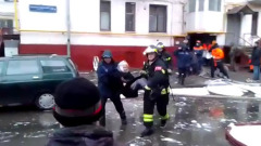 Во время пожара из дома на Шмитовском проезде эвакуировали бабушку: видео