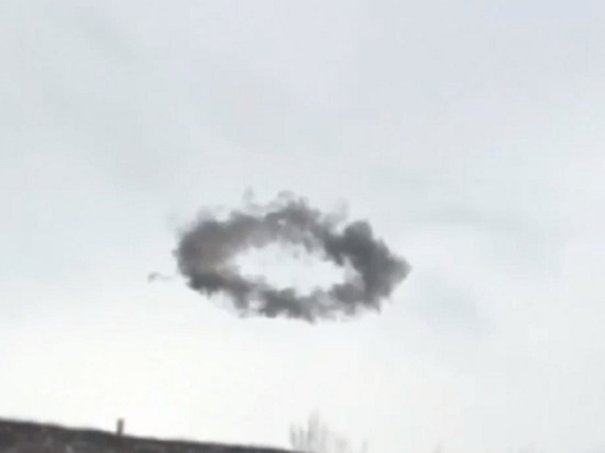 Второе летящее таинственное черное кольцо заметили в Московской области