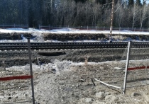 Петрозаводские железнодорожники обносят забором рельсовые пути, пролегающие через город, а местное население периодически сносит ограждения.