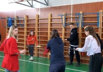 В пятом корпусе Губернского колледжа в Серпухове провели для первокурсников веревочный курс