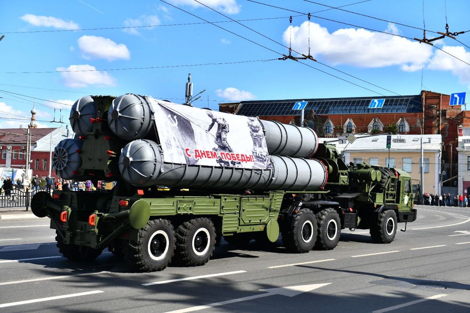 В Ярославле прошел парад военной техники