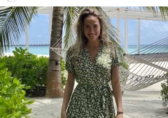 Загитова в цветочном платье показала счастливые моменты на пляже: фото красотки
