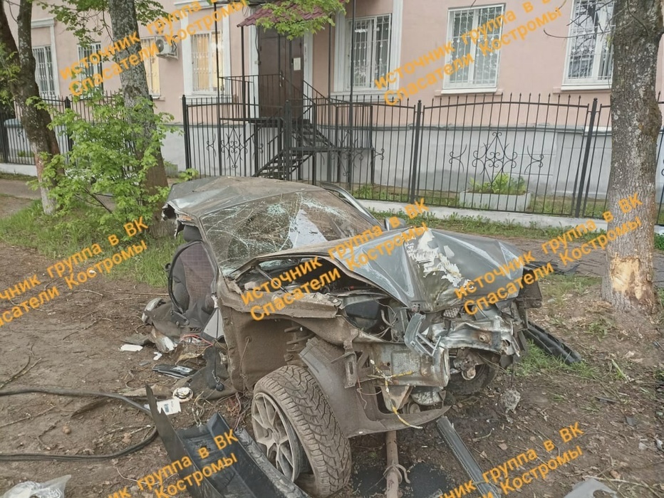 В Костромской области столб разорвал автомобиль, но пассажиры живы