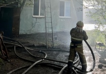 Последствия пожара в жилом двухэтажном доме на Пригородной улице Мурманска запечатлели на видео. Автор кадров плачет на протяжении всей съемки.