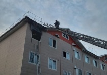 В воскресенье, 28 мая, в Тынде на улице Кольцевой загорелась квартира в трехэтажном жилом доме. Прибывшие пожарные спасли пятерых жильцов из горящего дома, сообщили в ГУ МЧС по Амурской области.