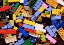 Пресс-служба Федеральной таможенной службы сообщила, что алтайские таможенники задержали на границе с Казахстаном более 27 тысяч контрафактных наборов LEGO, которые в рознице могут стоить  более 25 миллионов рублей