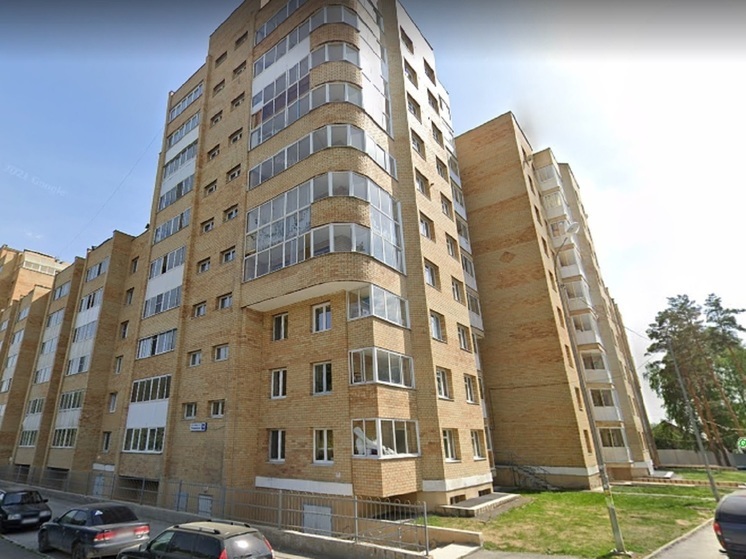 Погибла женщина, выпавшая из окна в Екатеринбурге
