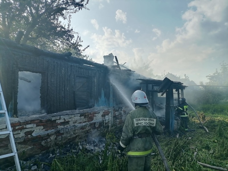 В Залегощенском районе Орла нежилое здание полностью уничтожено в результате пожара