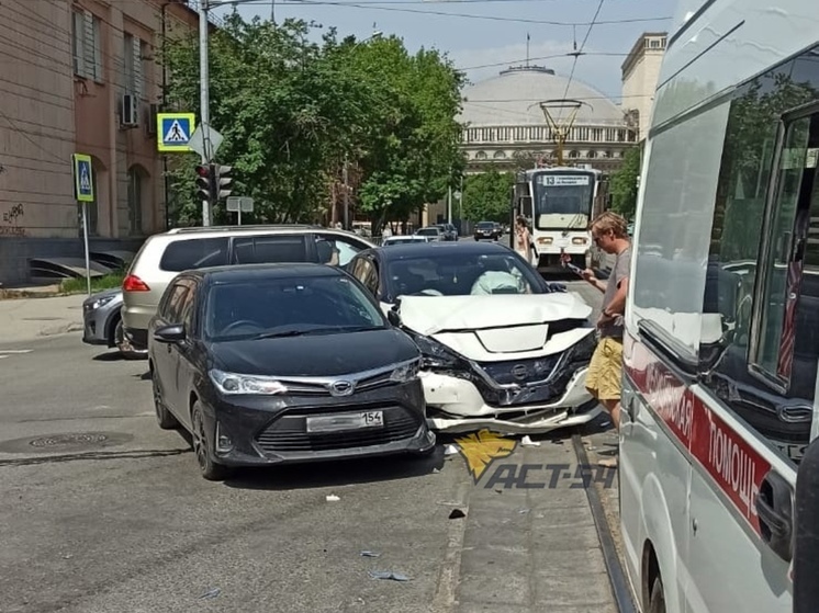 В Новосибирске на Серебренниковской авария парализовала движение трамваев