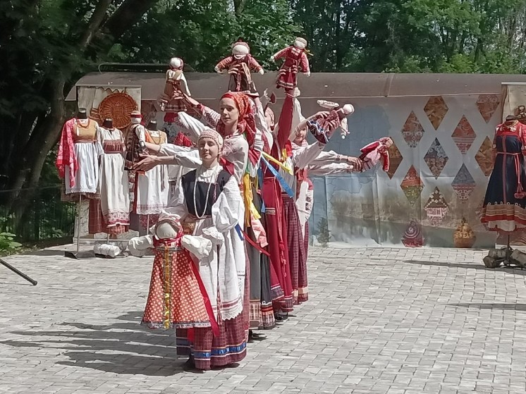 Сегодня, 3 июня, в Смоленском центре народного творчества прошел уникальный фестиваль "Русский костюм в наследии земли Смоленской!"