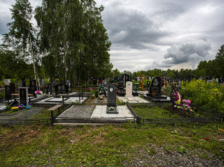 В Новосибирске запретят въезд на кладбища в день Святой Троицы